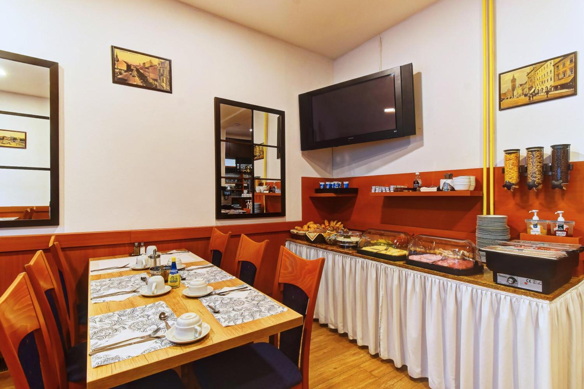 צ'סקה בודיוביצה Hotel Adler מראה חיצוני תמונה